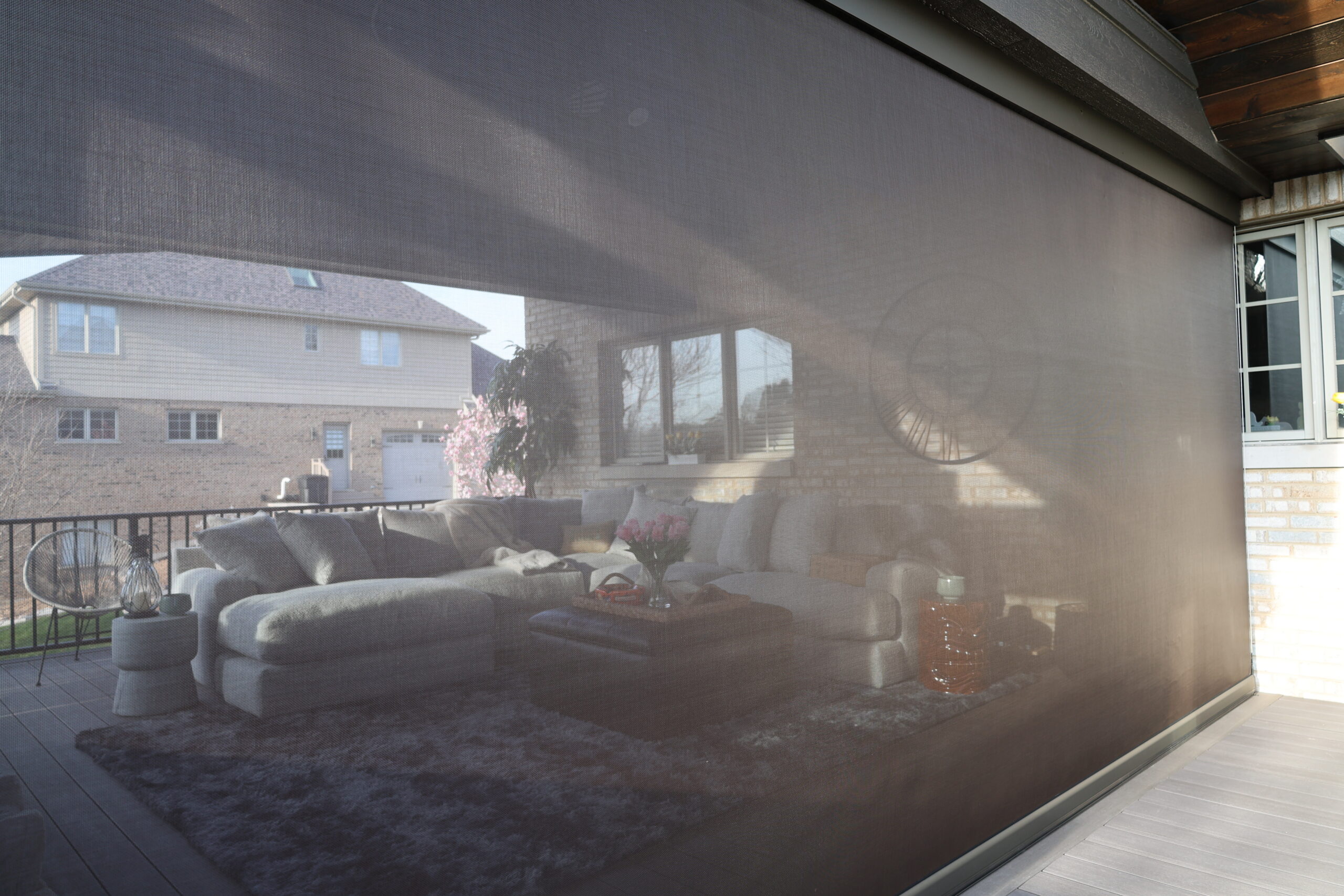Outdoor living space with retractable screens integrated into the structure